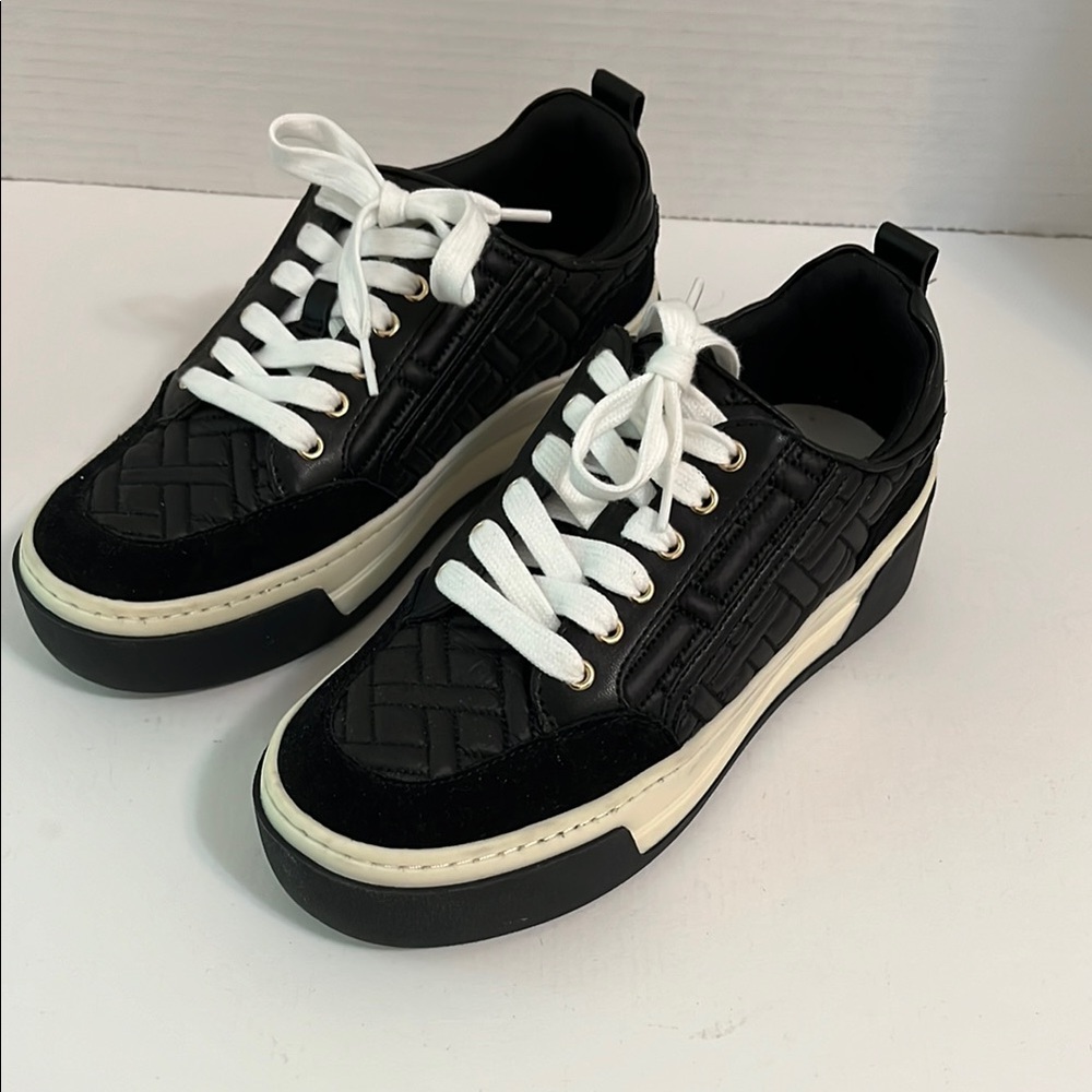 Vince Camuto sneakers woman’s size 6 Med Black White Lace Up preppy punk casual